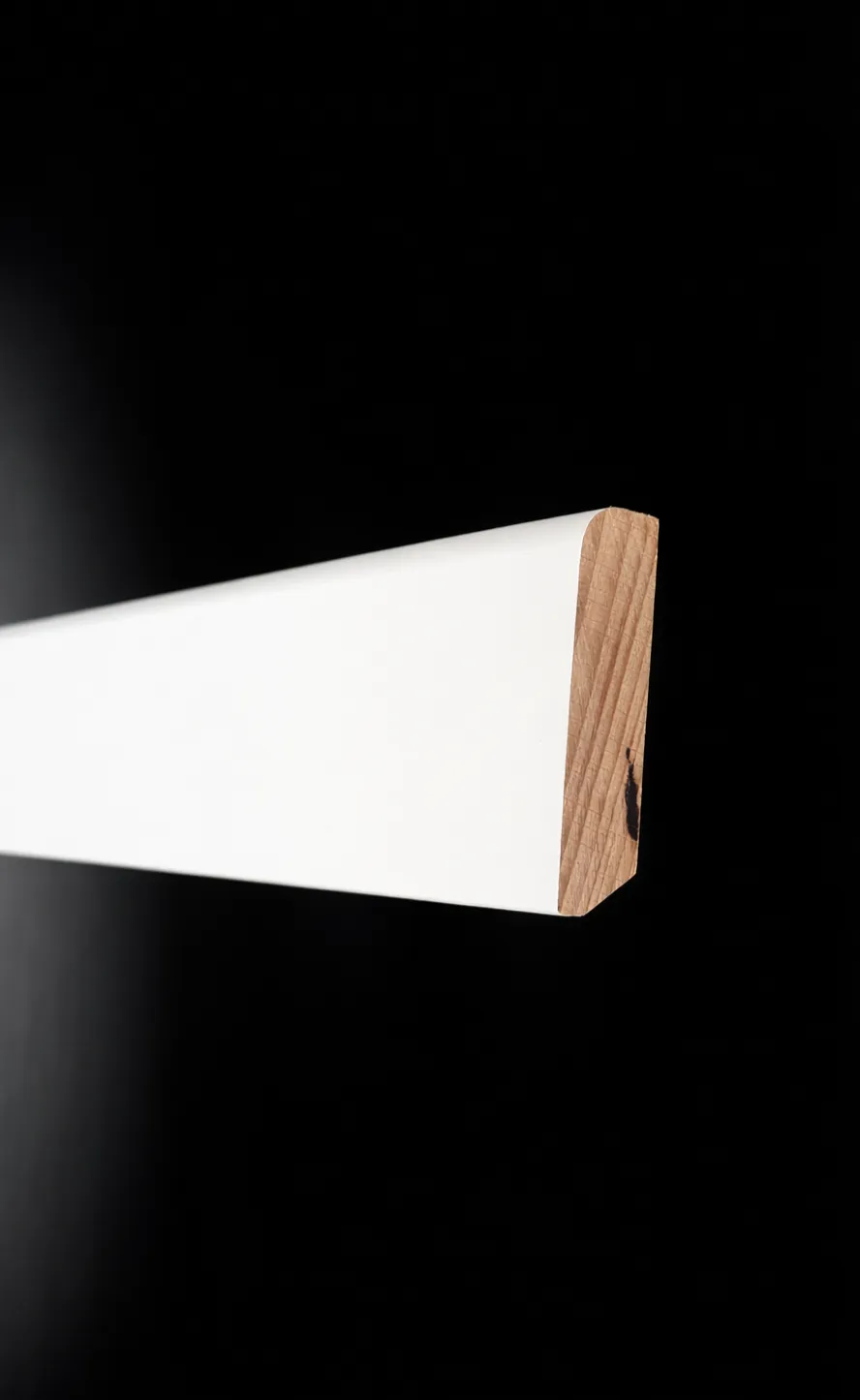 Buche Sockelleiste 60/16 mm, OK abgerundet R = 8 mm, ähnlich RAL 9016 Verkehrsweiss lackiert