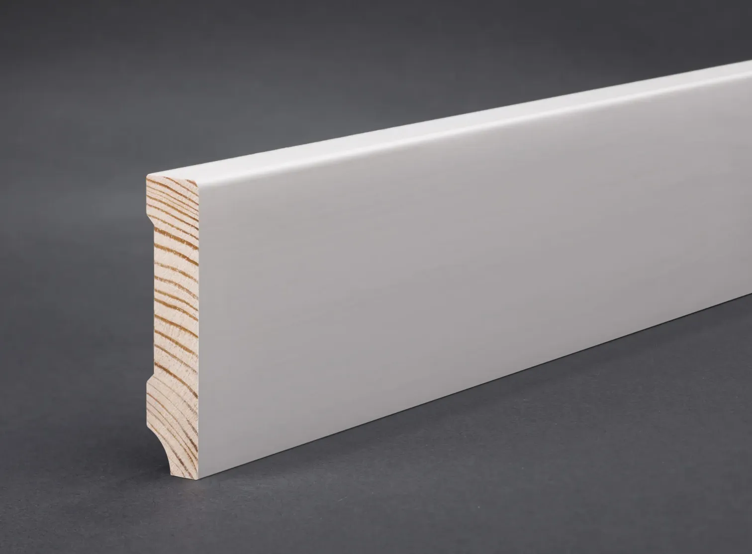 Kiefer Sockelleiste, OK gerade 60/10 ähnlich RAL 9016 Verkehrsweiss lackiert