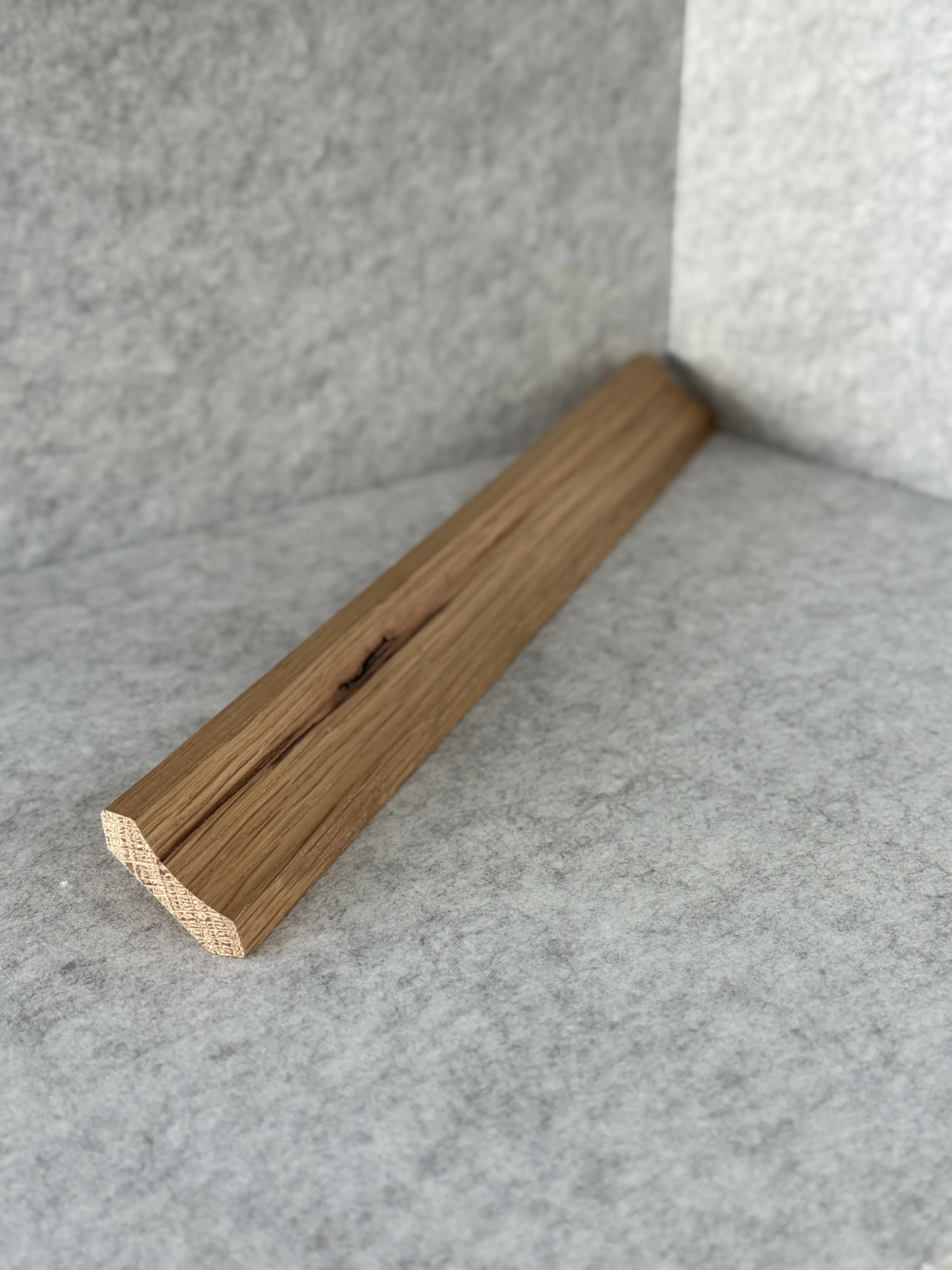 Eiche 30x30 mm Hohlkehlleiste mit Ästen und Splint 