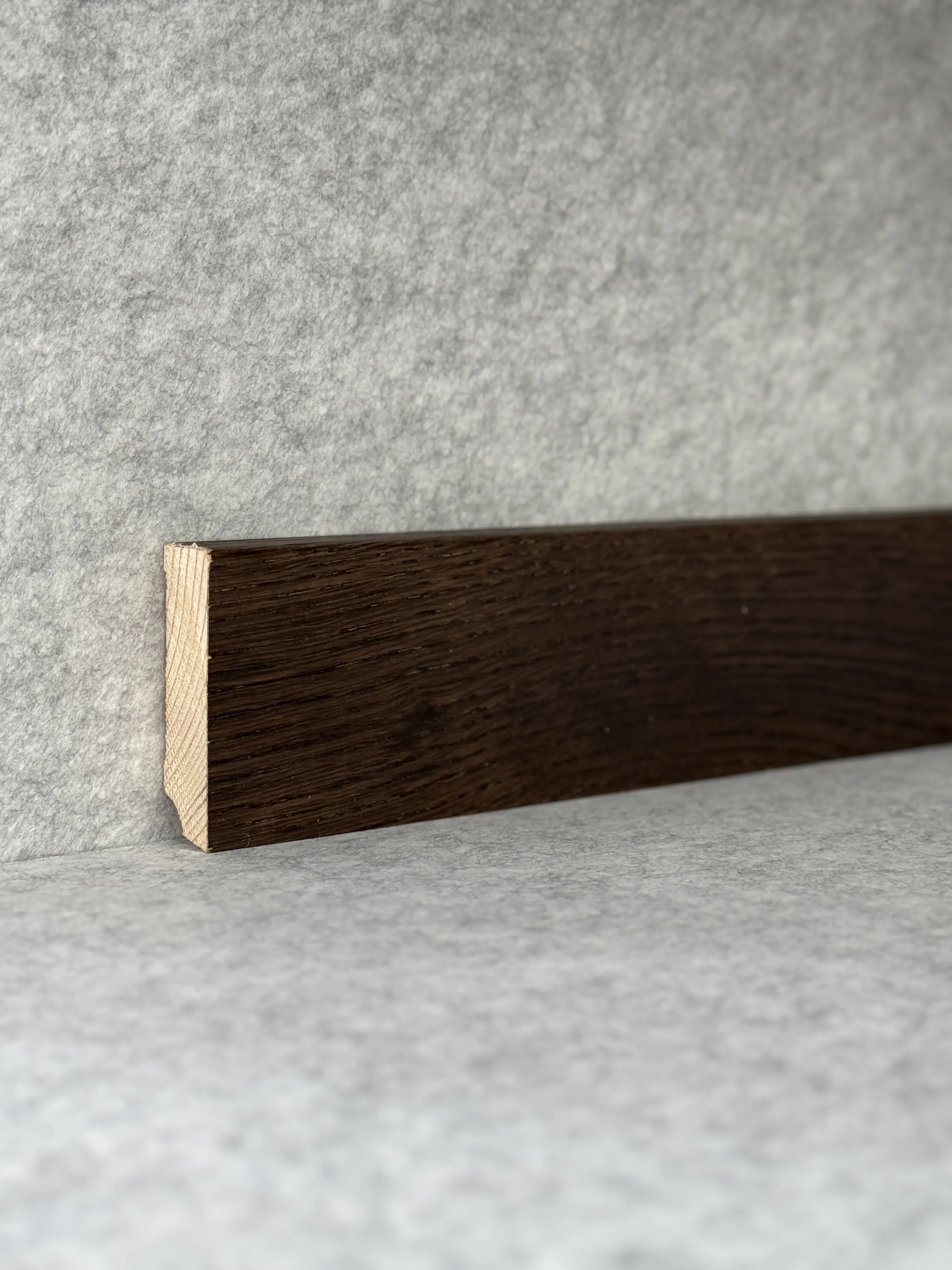 Eiche (Furnier) 58x15x2400 mm auf Räuchereiche gebeizt + lackiert, Oberkante gerade