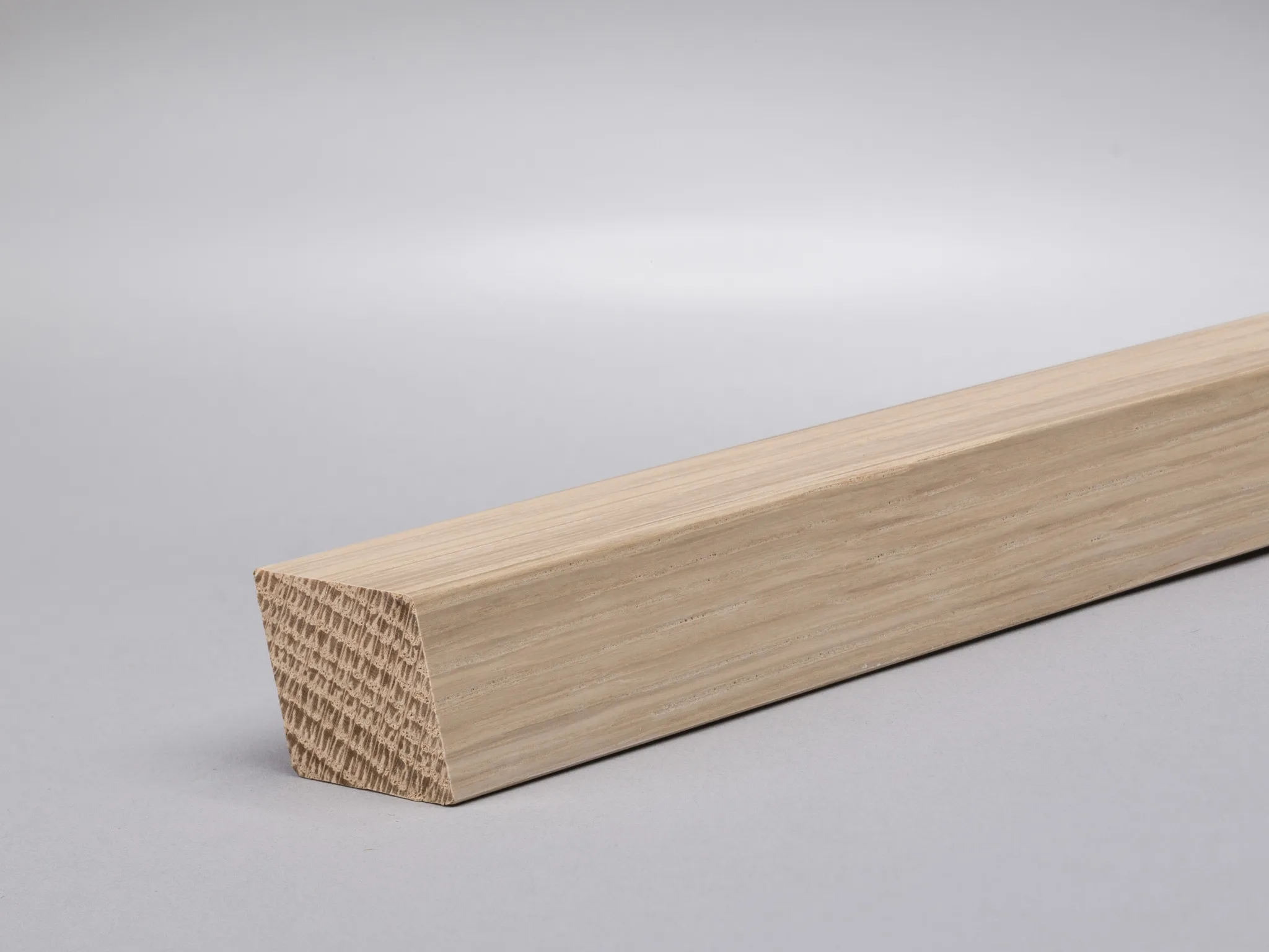 Eiche weiß geölt25x20 mm Oberkante abgeschrägt