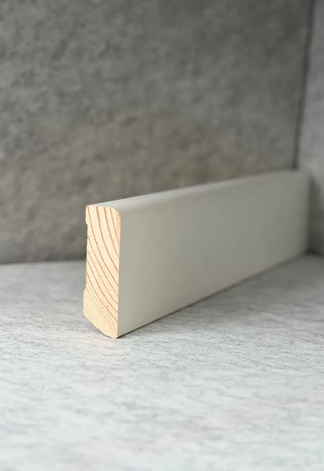 Kiefer 50/15 mm, Sockelleiste OK R=5mm, RAL 9016 Verkehrsweiss lackiert